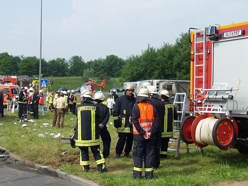 Schwerer Unfall mit Reisebus Lohmar Donrather Dreieck P320.JPG